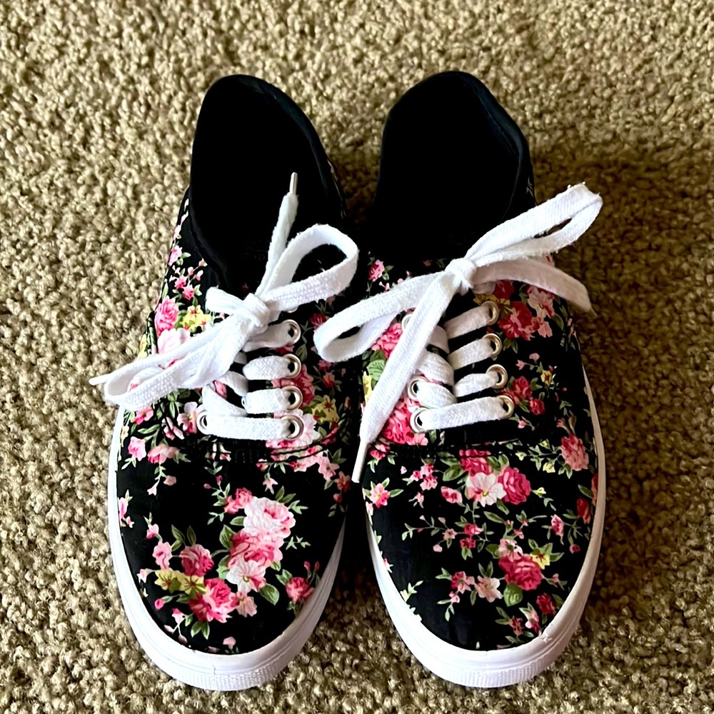 Floral Sneakers! Size 6!